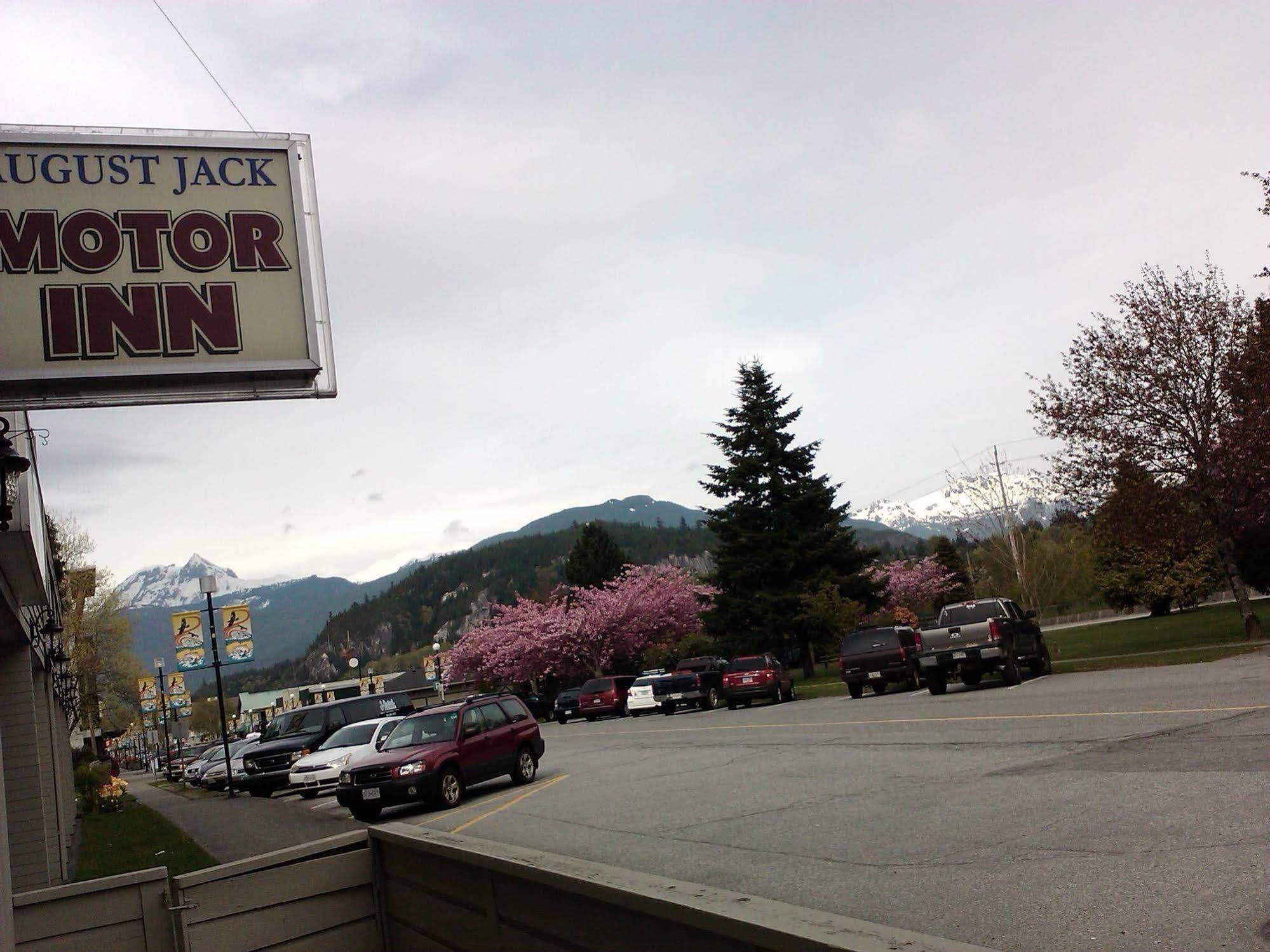 August Jack Motor Inn Squamish Exteriör bild